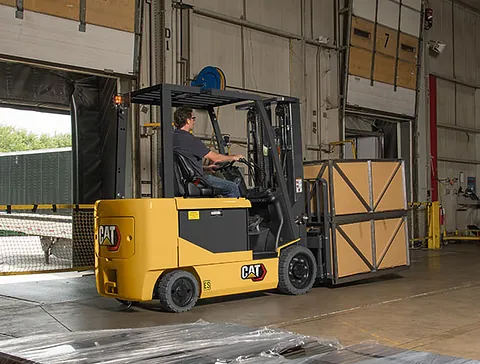 electric-counterbalance-forklift-lifting-box
